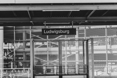 Ludwigsburg, Almanya... 12 Nisan 2025, Ludwigsburg tren istasyonu Almanya 'yı siyah-beyaz bağlıyor.