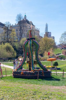 Ludwigsburg, Almanya - 12 Nisan 2025: Ludwigsburg saray bahçesinde Bahar Uyanışı festivali için Paskalya bayramı özel süslemesi