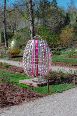 Ludwigsburg, Almanya - 12 Nisan 2025: Ludwigsburg saray bahçesinde Bahar Uyanışı festivali için Paskalya bayramı özel süslemesi