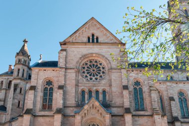 Stuttgart, Almanya 4 Nisan 2025 St. Matthew Kilisesi ve Erwin-Schottle- Platz Kilisesi