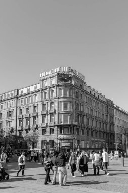 Stuttgart, Germany- 4 Nisan 2025: Schlossplatz şehir meydanında Marquardtbau (Marquardbau) tiyatrosunun önünde yürüyen insanlar. Önceden bir oteldi. Siyah ve beyaz resim