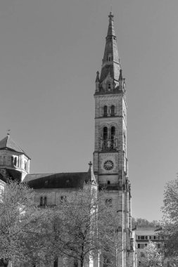 Stuttgart, Almanya 4 Nisan 2025 St. Matthew Kilisesi ve Erwin-Schottle- Platz 'daki kilise saat kulesi.
