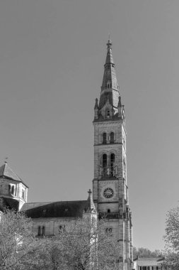 Stuttgart, Almanya 4 Nisan 2025 St. Matthew Kilisesi ve Erwin-Schottle- Platz 'daki kilise saat kulesi.