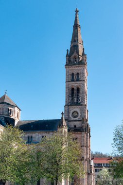 Stuttgart, Almanya 4 Nisan 2025 St. Matthew Kilisesi ve Erwin-Schottle- Platz 'daki mahalle saat kulesi.
