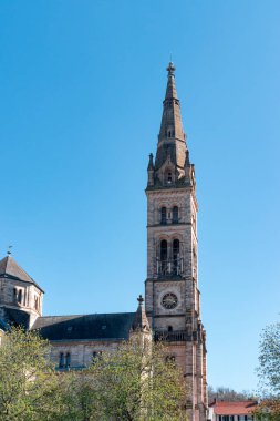 Stuttgart, Almanya 4 Nisan 2025 St. Matthew Kilisesi ve Erwin-Schottle- Platz 'daki mahalle saat kulesi.