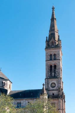 Stuttgart, Almanya 4 Nisan 2025 St. Matthew Kilisesi ve Erwin-Schottle- Platz 'daki mahalle saat kulesi.