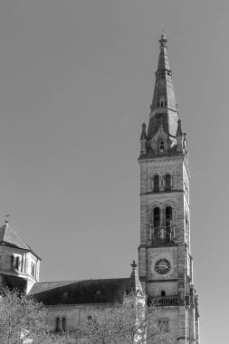 Stuttgart, Almanya 4 Nisan 2025 St. Matthew Kilisesi ve Erwin-Schottle- Platz 'daki kilise saat kulesi.