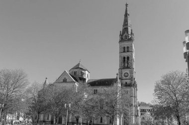 Stuttgart, Almanya... 4 Nisan 2025, St. Matthew Kilisesi ve Erwin-Schottle- Platz, siyah-beyaz