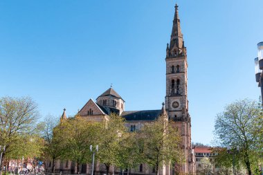 Stuttgart, Almanya 4 Nisan 2025 St. Matthew Kilisesi ve Erwin-Schottle- Platz Kilisesi