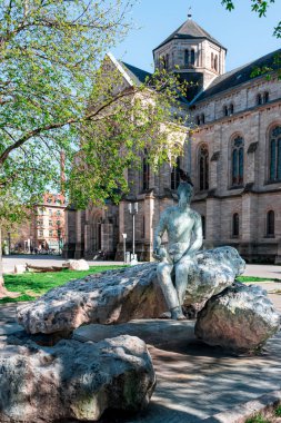 Stuttgart, Almanya- 4 Nisan 2025 St. Matthew Kilisesi 'nin önündeki ve Erwin-Schottle- Platz' daki kilisenin önündeki Çeşme Heykeli