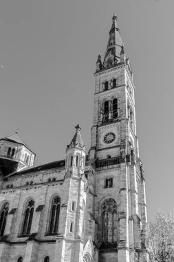 Stuttgart, Almanya 4 Nisan 2025 St. Matthew Kilisesi ve Erwin-Schottle- Platz 'daki kilise saat kulesi.