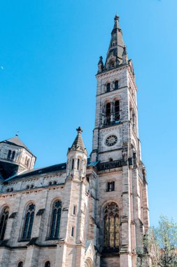 Stuttgart, Almanya 4 Nisan 2025 St. Matthew Kilisesi ve Erwin-Schottle- Platz 'daki mahalle saat kulesi.