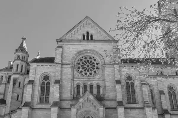 Stuttgart, Almanya... 4 Nisan 2025, St. Matthew Kilisesi ve Erwin-Schottle- Platz, siyah-beyaz