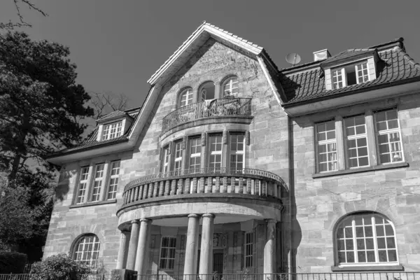 Stuttgart, Almanya... 4 Nisan 2025, Humboldtstrasse caddesinin dış cephesi neoklasik tarzda inşa edildi. Siyah ve beyaz resim