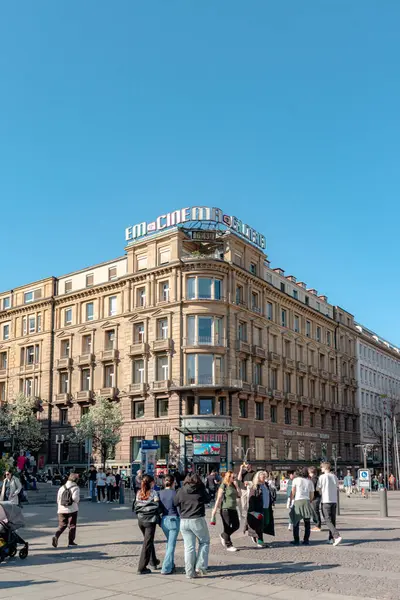 Stuttgart, Germany- 4 Nisan 2025: Schlossplatz şehir meydanında Marquardtbau (Marquardbau) tiyatrosunun önünde yürüyen insanlar. Önceden bir oteldi.