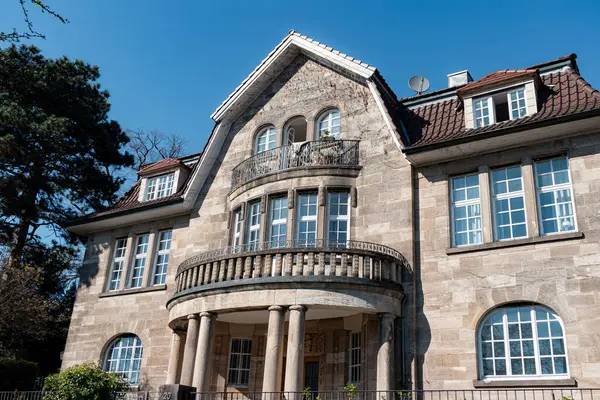 Stuttgart, Almanya - 4 Nisan 2025: Humboldtstrasse caddesinin dış cephesi neoklasik tarzda inşa edilmiştir.