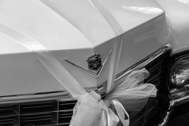 Limasol, Cyprus- 19 Aralık 2024: Klasik Cadillac Deville ön logosu, düğün kullanımı için Kıbrıs Motor Müzesi 'nde siyah beyaz olarak sergilenen pintili.