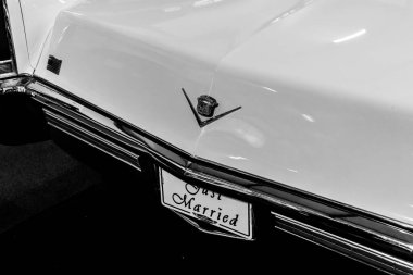 Limasol, Cyprus- 19 Aralık 2024: Kıbrıs Motor Müzesi 'nde siyah beyaz olarak sergilenen düğün kullanımı için dekore edilmiş klasik Cadillac Deville arka plan logosu