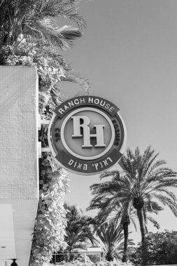 Eilat, İsrail - 1 Kasım 2024: Çiftlik Evi Eilat gezinti güvertesinde siyah beyaz bir et lokantası logosu.
