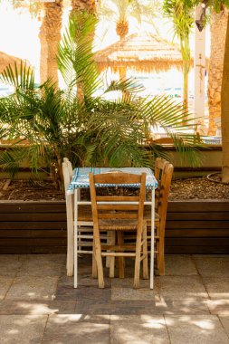 Eilat rıhtım güvertesinde beş kişilik boş bir masa.