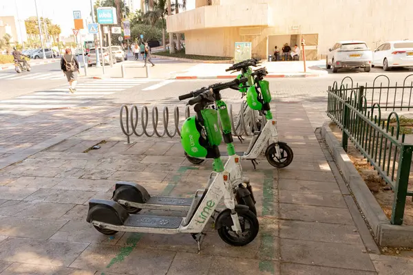 Eilat, Israil - 1 Kasım 2024: Limonlu elektrikli scooterlar müşteriler için sıraya dizildi
