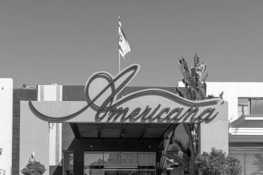 Eilat, Israil - 2 Kasım 2024: Americana Hotel Eilat giriş tabelası siyah beyaz