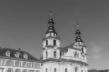 Ludwigsburg, Germany- 12 Nisan 2025: Stadtkirche Ludwigsburg, Ludwigsburg, Marktplatz 'da siyah-beyaz Protestan kilisesi cephesi.
