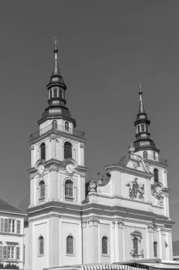 Ludwigsburg, Germany- 12 Nisan 2025: Stadtkirche Ludwigsburg, Ludwigsburg, Marktplatz 'da siyah-beyaz Protestan kilisesi cephesi.
