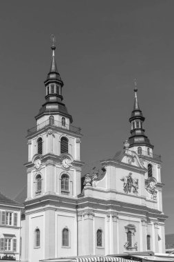 Ludwigsburg, Germany- 12 Nisan 2025: Stadtkirche Ludwigsburg, Ludwigsburg, Marktplatz 'da siyah-beyaz Protestan kilisesi cephesi.