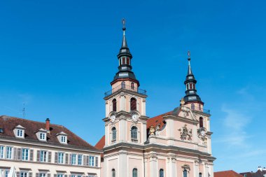 Ludwigsburg, Almanya... 12 Nisan 2025, Stadtkirche Ludwigsburg, Ludwigsburg, Marktplatz 'da bir Protestan kilisesi cephesi.