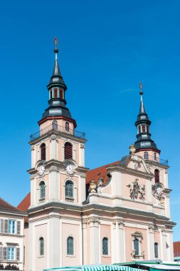 Ludwigsburg, Almanya... 12 Nisan 2025, Stadtkirche Ludwigsburg, Ludwigsburg, Marktplatz 'da bir Protestan kilisesi cephesi.