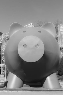 Ludwigsburg, Almanya - 12 Nisan 2025: Sparkasse (Alman Tasarruf Bankası) tarafından siyah beyaz kumbarayla yapılmış devasa domuz kumbarası heykeli