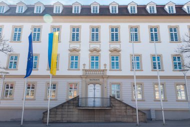 Ludwigsburg, Almanya - 12 Nisan 2025: Ludwigsburg Belediye Binası (rathaus) ön cephe manzarası