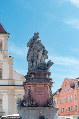 Ludwigsburg, Almanya... 12 Nisan 2025, Herzog Ederhard Ludwig Anıtı Ludwigsburg Marktplatz 'da bulunan 10.