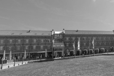 Ludwigsburg, Almanya... 12 Nisan 2025, Nestor Hotel Ludwigsburg, merkezde 4 yıldızlı bir otel. Dış cephe binası siyah beyaz görünüm  