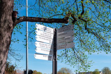 Ludwigsburg, Almanya- 12 Nisan 2025: Ludwigsburg ana ilgi noktaları için navigasyon işareti