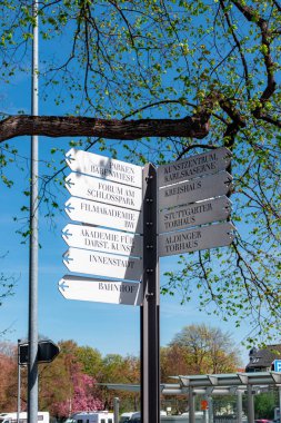 Ludwigsburg, Almanya- 12 Nisan 2025: Ludwigsburg ana ilgi noktaları için navigasyon işareti