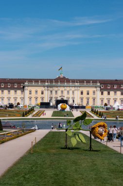 Ludwigsburg, Almanya - 12 Nisan 2025: Bahar Uyanışı sergisi sırasında Ludwigsburg Sarayı (Swabia Versailles of Swabia) ön görünümü