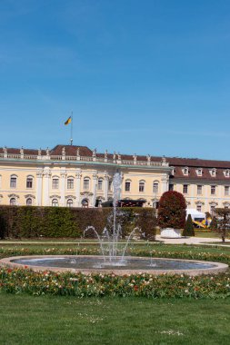 Ludwigsburg, Almanya - 12 Nisan 2025: Ludwigsburg Sarayı (Swabia Versailles of Swabia) su kaynağı olarak ön manzara
