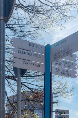 Ludwigsburg, Almanya- 12 Nisan 2025: Ludwigsburg ana ilgi noktaları için navigasyon işareti