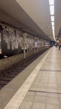 Frankfurt, Almanya - 19 Nisan 2025: Frankfurt şehri Stadtbahn (Premetro) sistemi, Ostbahnhof 'a giden U6 tren hattı