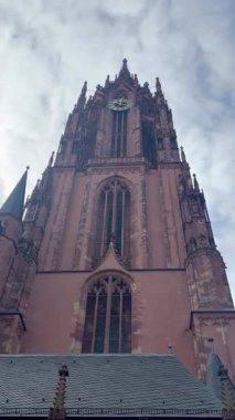 Frankfurt, Almanya - 19 Nisan 2025: Frankfurt İmparatorluk Kubbesi - Frankfurt Katedrali (Kaiserdom Sankt Bartholomus - Frankfurt Dom), Frankfurt 'un eski kasabasındaki Roma Katolik Gotik Kilisesi.