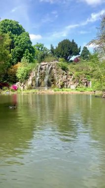 Frankfurt, Almanya 'da Palmen Garten Botanik Bahçesinde şelaleli gölet