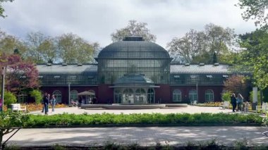 Frankfurt, Almanya, 19 Nisan 2025, Frankfurt 'taki Palmengarten Botanik Bahçesi' nin ön cephesi.