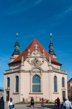 Ludwigsburg, Almanya... 12 Nisan 2025, Stadtkirche Ludwigsburg, Protestan kilise manzaralı.