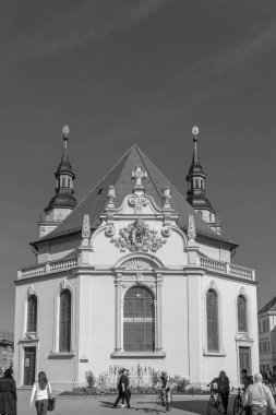 Ludwigsburg, Almanya... 12 Nisan 2025: Stadtkirche Ludwigsburg, Protestan kilisesi manzaralı siyah-beyaz