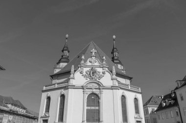 Ludwigsburg, Almanya... 12 Nisan 2025: Stadtkirche Ludwigsburg, Protestan kilisesi manzaralı siyah-beyaz