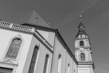 Ludwigsburg, Germany- 12 Nisan 2025, Stadtkirche Ludwigsburg, Protestan kilise saat kulesi.