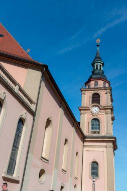 Ludwigsburg, Almanya... 12 Nisan 2025, Stadtkirche Ludwigsburg, Protestan kilise saat kulesi manzaralı.