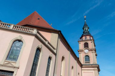Ludwigsburg, Almanya... 12 Nisan 2025, Stadtkirche Ludwigsburg, Protestan kilise saat kulesi manzaralı.